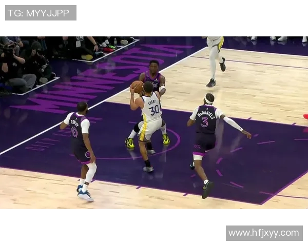 勇士与森林狼激战正酣双方球员全力以赴争夺胜利荣耀 勇士与森林狼激战正酣双方球员全力以赴争夺胜利荣耀